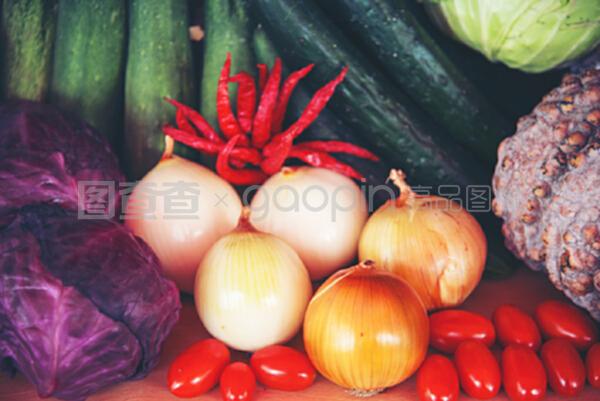 各种蔬菜,陈列在商店里